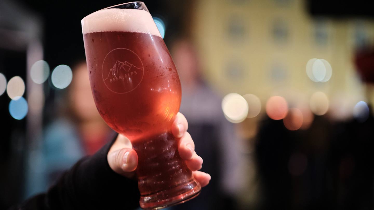 Festivalglas mit Craft Beer am Innsbrucker Marktplatz